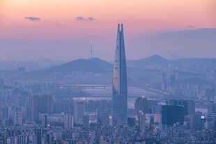 黄昏下的都市高楼景观