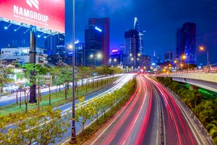 城市夜景中的车流与霓虹