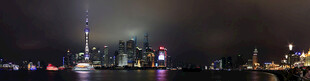 城市夜景中的璀璨高塔