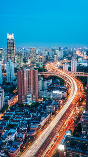 城市夜景中的繁华交通脉络
