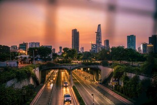 城市黄昏下的繁忙交通景象