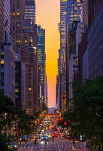 黄昏下繁华都市街道景象