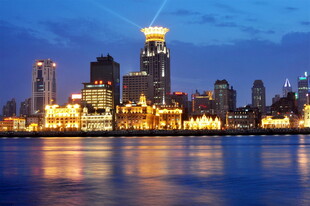 城市夜景中的璀璨灯火