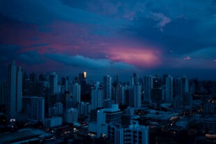夜幕下的城市天际线