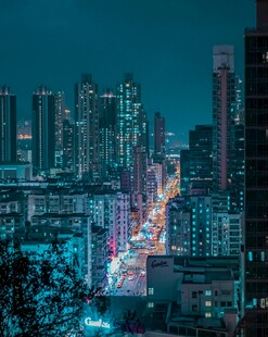 都市夜景璀璨灯光映照