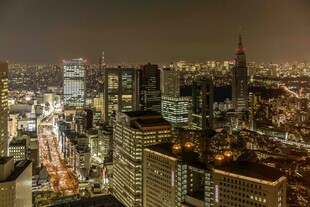 城市夜景璀璨灯光映照