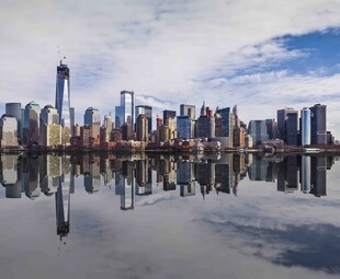 城市天际线与水面倒影景观