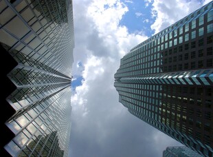 仰望都市摩天大楼