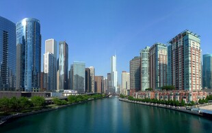 河畔高楼林立的城市景观