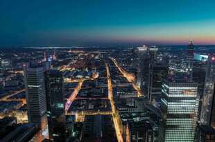 城市璀璨夜景俯瞰图