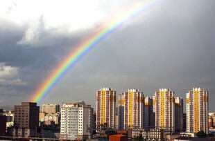 城市上空的绚丽彩虹