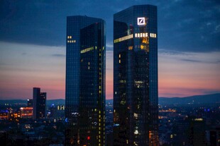 夜幕下的双子摩天大楼