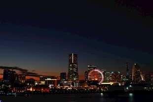 城市璀璨夜景中的摩天轮
