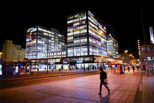 城市夜景下的行人漫步