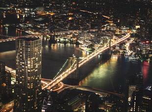 城市夜景中的璀璨桥梁