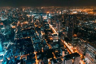 城市璀璨夜景俯瞰图