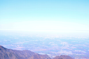 俯瞰壮丽山脉与广阔天际