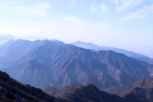壮丽山脉远景