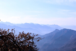 远山朦胧间的自然景致