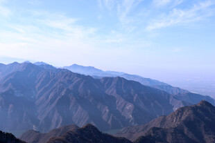 壮丽群山与蓝天美景