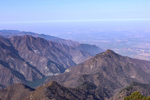 壮丽山景俯瞰广袤大地
