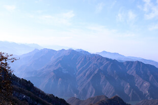 壮丽山峦风景图