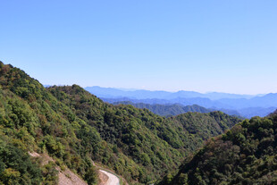山峦叠翠的壮美自然景观