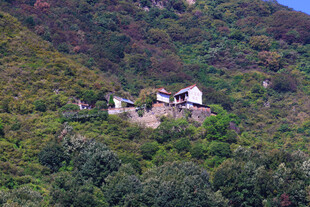 山林间的静谧村落