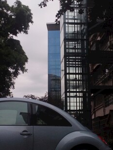 城市中停于楼旁的甲壳虫车