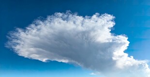 蓝天下的独特蓬松云朵