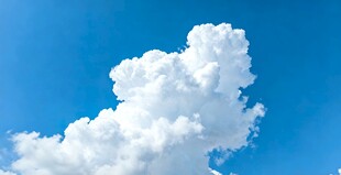 蓝天下的蓬松白云