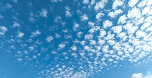 晴朗蓝天下的蓬松云朵