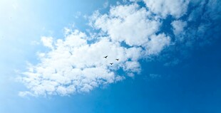 晴朗蓝天中的蓬松白云