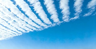 蓝天下的条状云彩景观