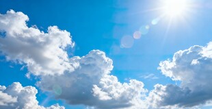 晴朗蓝天与蓬松白云