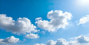 晴朗蓝天中的蓬松白云