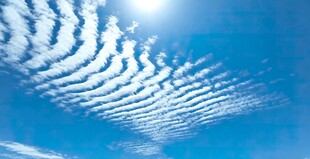 蓝天下的美丽条纹云朵