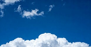 蓝天中的蓬松白云