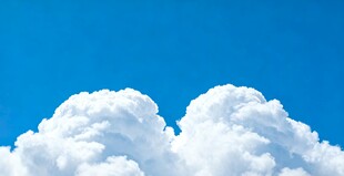 蓝天中的蓬松云朵