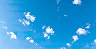 晴朗蓝天飘着朵朵白云