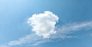 蓝天下的孤独白云