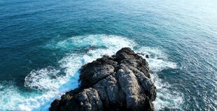 海边孤岩海浪拍岸