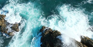 海浪拍击礁石的壮阔景象