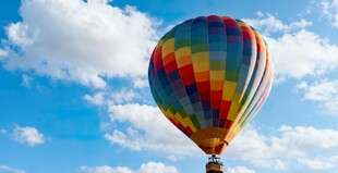 蓝天下的多彩热气球