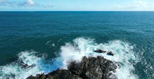 海浪拍击礁石的壮阔海景