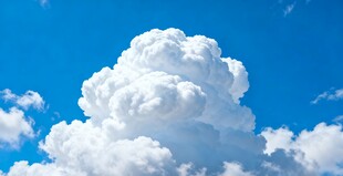 蓝天下的蓬松大朵白云