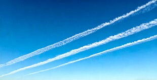 蓝天中的飞机尾迹