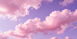 梦幻粉紫色天空中的云朵