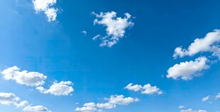 晴朗蓝天飘着朵朵白云