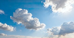 晴朗蓝天中的蓬松白云